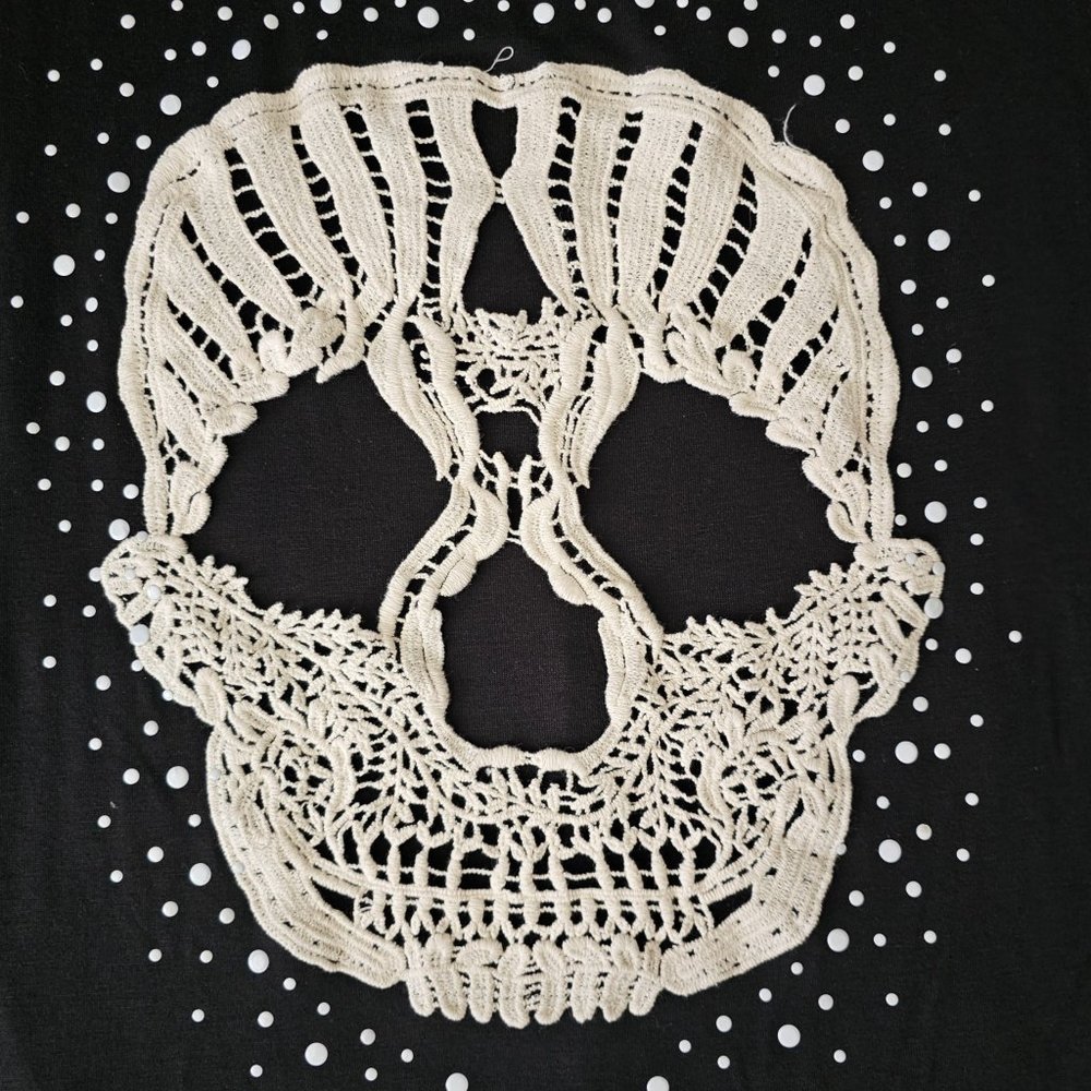 Chic Skull Crochet Graphic Tank Top - Unique Design - Size Medum - Picture 2 of 2